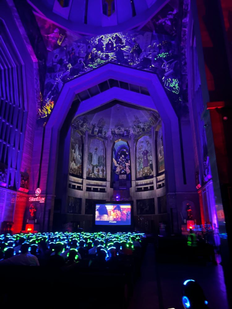 Interior de la parroquia iluminada durante Silent Cinema