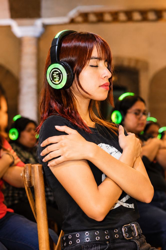 Asistente con audífonos rojos en Silent Healing
